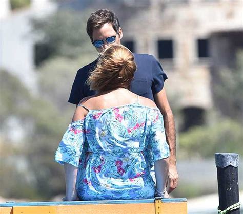 Federer nghỉ ở khu tỷ phú vợ diện bikini đẹp phát ngất