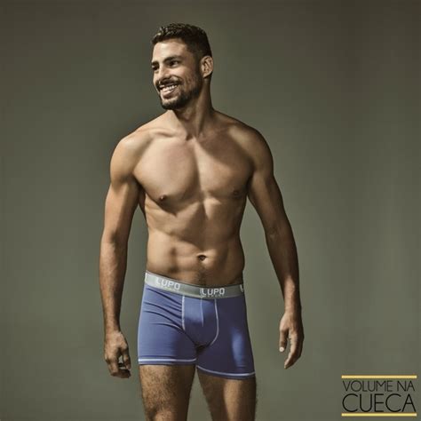 Cauã Reymond posa de cueca em campanha publicitária Volume na Cueca