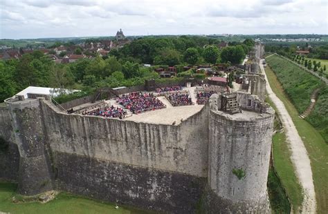 Les Aigles Des Remparts Spectacle De Fauconnerie Provins