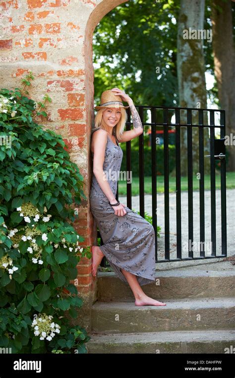 Beautiful blonde girl Banque de photographies et dimages à haute résolution Alamy