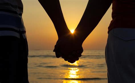 Couple holding hands at sunset 2004225 Stock Photo at Vecteezy