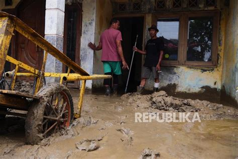 Warga Berjibaku Bersihkan Sisa Banjir Di Pgp Bekasi Republika Online