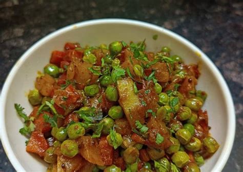 Aloo Gajar Matar Recipe By Munvi Cookpad