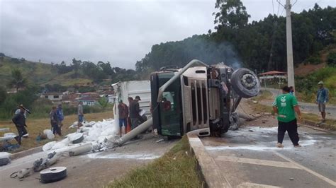 Carreta tomba na Serra do Guandu em Afonso Cláudio e por milagre