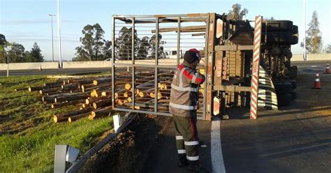 G1 Carreta Tomba Derruba Toras De Madeira E Causa Bloqueio Em