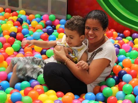 G1 Piscina Sênior Com 300 Mil Bolinhas Vira Febre Entre Adultos No