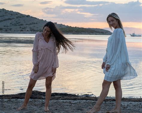Dos Chicas Pasando Un Dia En La Playa En Bikini Y Traje De Ba O Stock Photo Adobe Stock