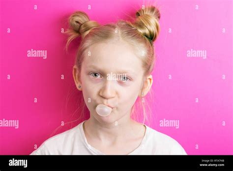 Fille Gonfle La Gomme Banque De Photographies Et Dimages à Haute