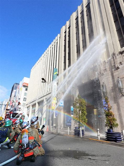 爆弾テロ想定し、300人が訓練参加 新宿の百貨店 ／東京 毎日新聞