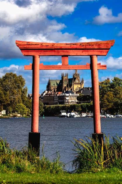 Puerta Torii Japonesa En Metz En El Plan D Eau Con La Catedral De San