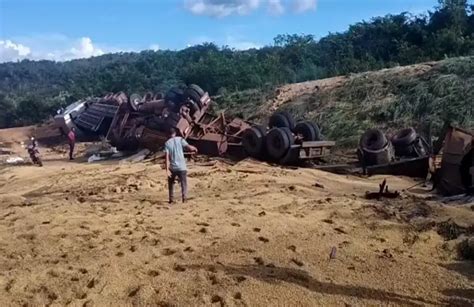 Motorista morre após caminhão tombar e colidir veículo tombado na