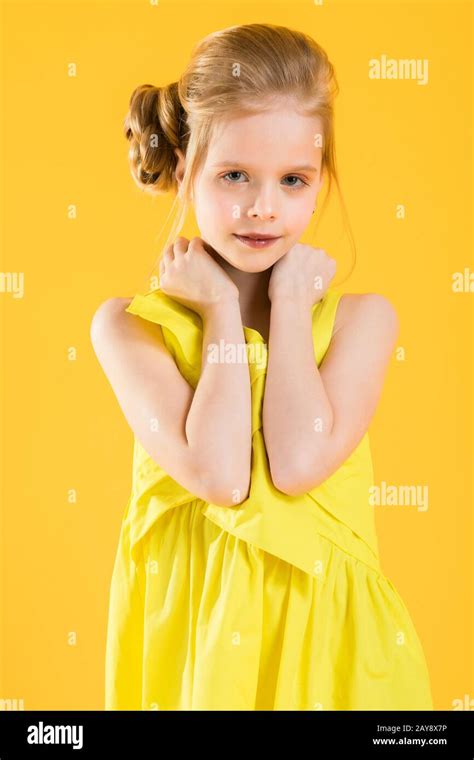 Fille blonde qui danse Banque de photographies et dimages à haute