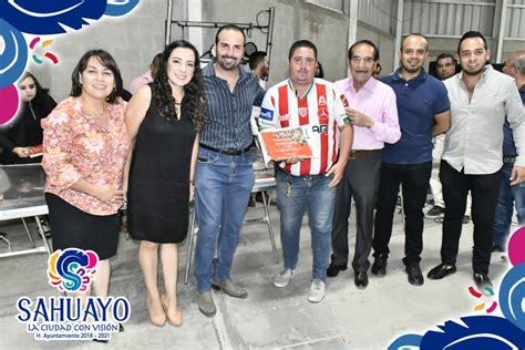 EL H AYUNTAMIENTO DE SAHUAYO ENTREGA RECONOCIMIENTOS A GRUPOS DE