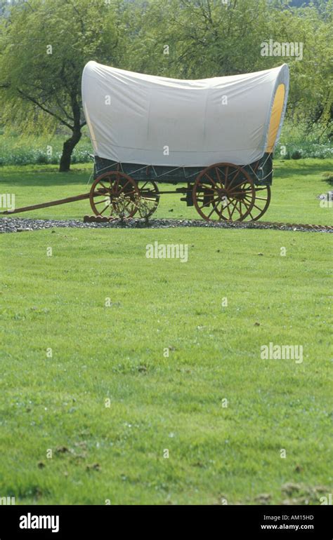 Covered wagon in OR Stock Photo - Alamy