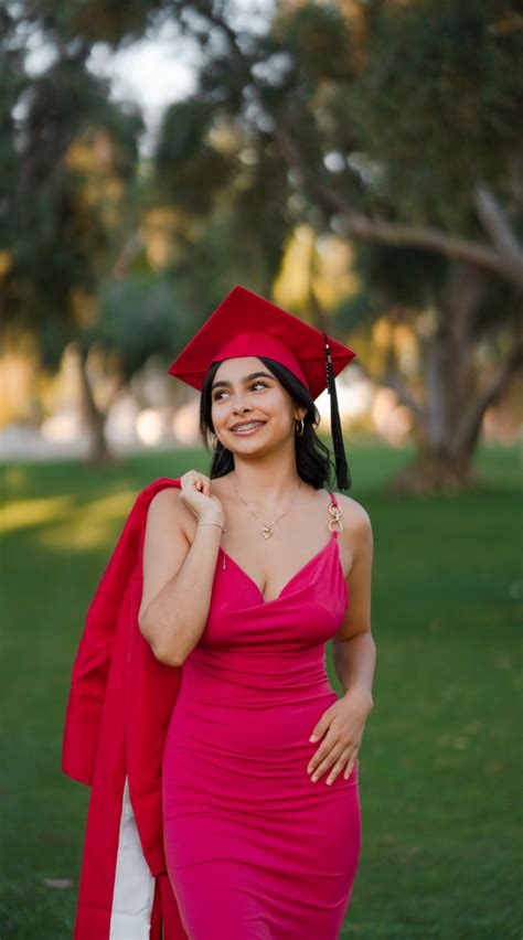 75 Super Cute Graduation Poses Grad Photoshoot Ideas Livelovequote