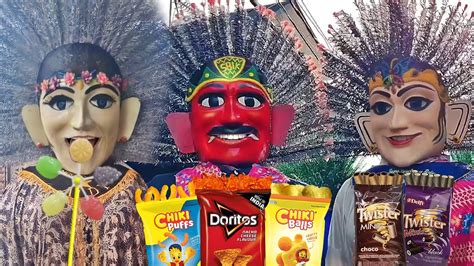 Ondel Ondel Betawi Makan Chiki Ball Doritos Makan Twister Dan Permen