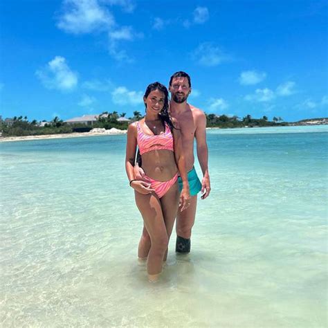 Lionel Messi Y Antonela Roccuzzo Disfrutan De Su Amor En Aguas Cristalinas La Pareja Se Relaja