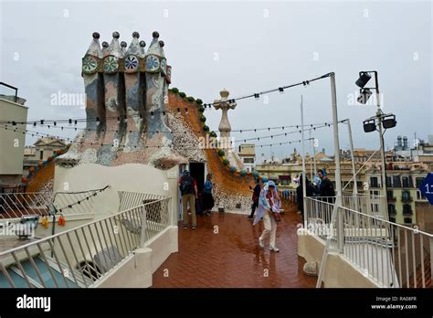 Visitantes en la azotea de la Casa Batllo casa diseñada por Antoni