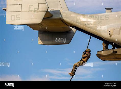 Mv 22b osprey landing hi-res stock photography and images - Alamy