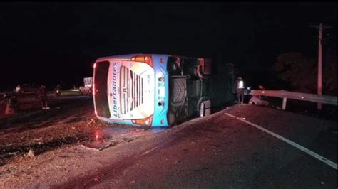 Grave accidente de tránsito deja tres muertos y 20 heridos en la vía