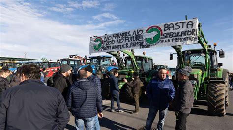 Grido Dallarme Degli Agricoltori Costi Insostenibili Lavoriamo In