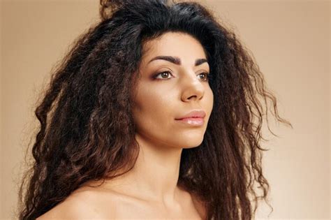 Concepto De Belleza Natural Retrato De Perfil De Una Adorable Dama Latina Bronceada Con Rizos