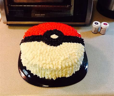 Pokemon Pokeball cake | Pokemon party decorations, Pokeball cake, Pokemon party