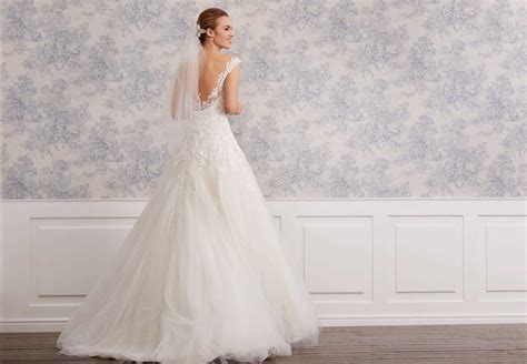 Brautkleid in Nude im Prinzessschnitt mit Tüllrock bestickter Spitze Strassgürtel und