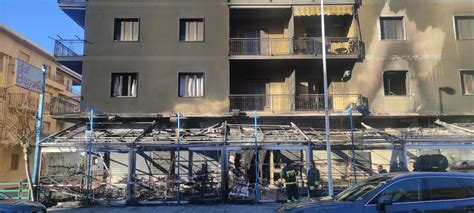 Incendio Distrugge Negozio A Scalea Palazzina Evacuata Radio Azzurra Fm