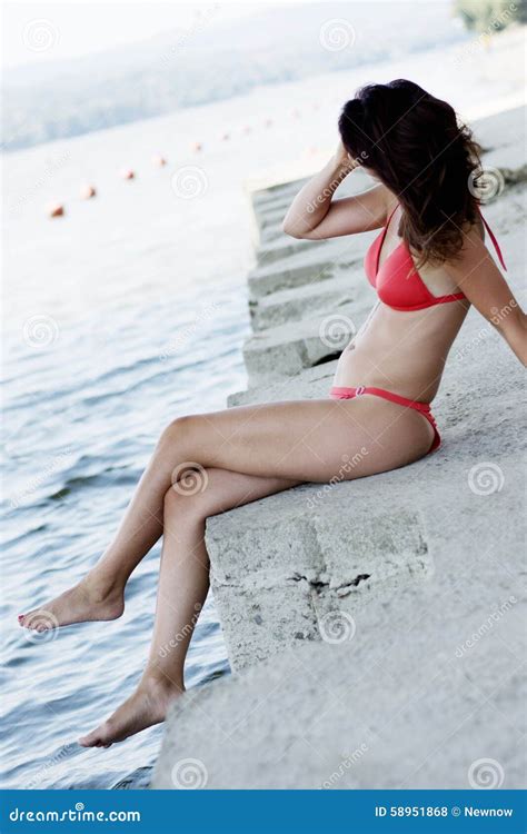 Femme Sur La Plage Dans Le Bikini Rouge Photo Stock Image Of Heureux Assez