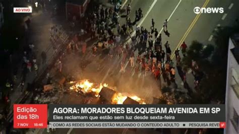 Moradores bloqueiam avenida na região do Morumbi em São Paulo