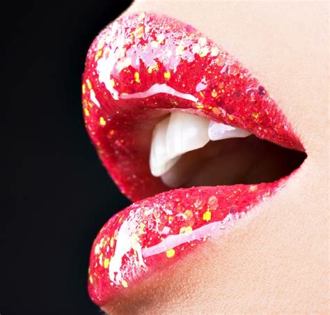 Hermosos Labios Femeninos Con L Piz Labial Rojo Brillante Foto Gratis