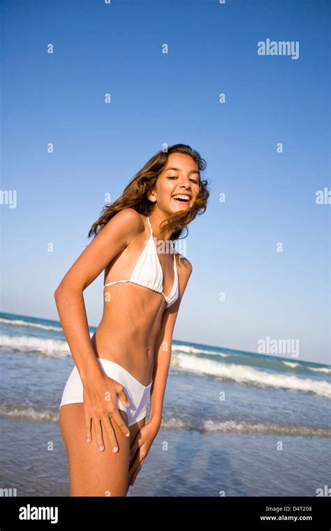 Teenager Mädchen mit weißen Bikini am Strand Stockfotografie Alamy