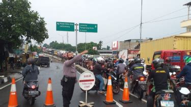 Banjir Setengah Meter Akses Kolong Flyover Taman Cibodas Ditutup