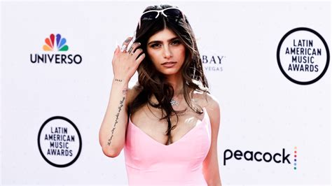 Mia Khalifa Defends Zack Snyder’s Batman, Says Lego Version ‘Cuter’