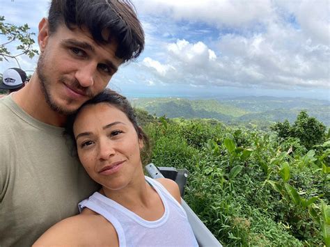 Pregnant Gina Rodriguez Husband Joe LoCicero Enjoy Romantic Beach Stroll Hot Lifestyle News