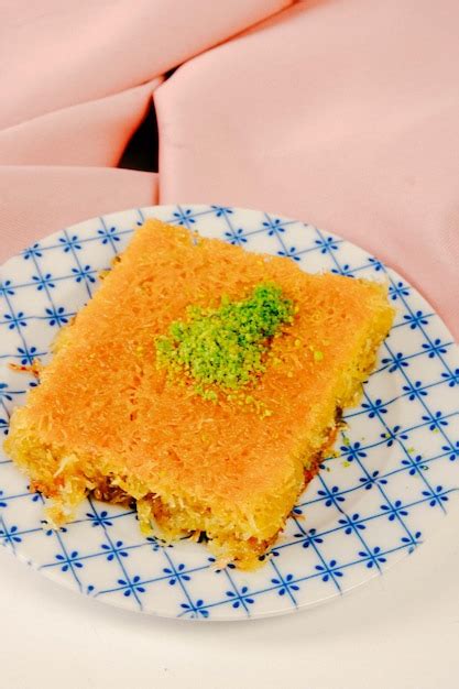 Postre Turco Kunefe Kunafa Kadayif Con Polvo De Pistacho Y Queso