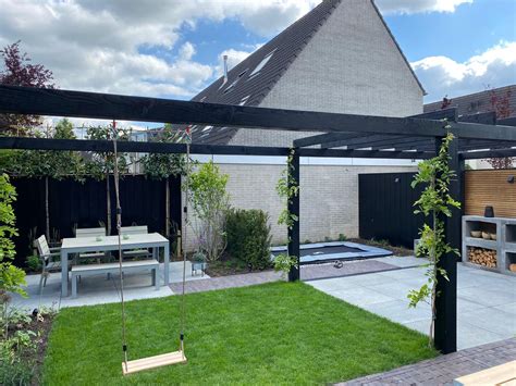 Familietuin Met Zwarte Pergola Terras Trends