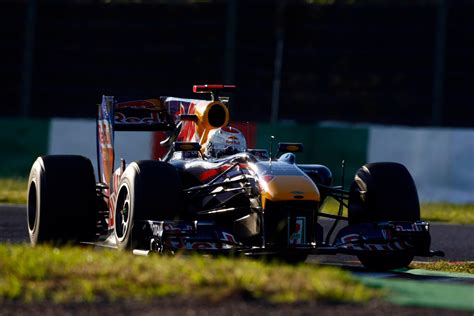 Sebastian Vettel (Red Bull Racing RB6), race, 2010 Japanese GP [2880x1920] : r/F1Porn