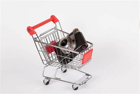 Empty red shopping cart - Creative Commons Bilder