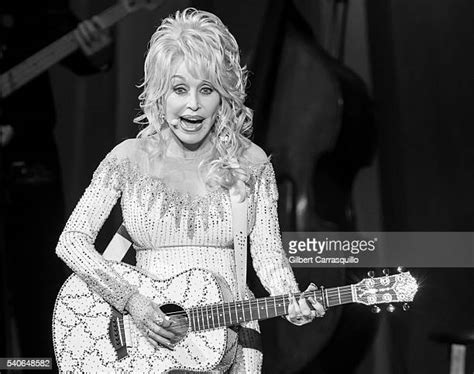 Dolly Parton In Concert Philadelphia Pennsylvania Photos And Premium