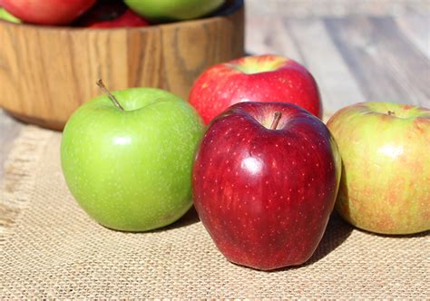 9 Facts And Health Benefits Of Eating Apples