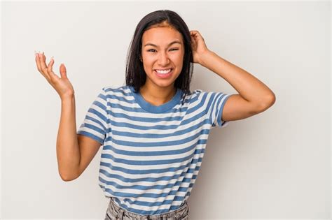 Mujer Latina Joven Aislada Sobre Fondo Blanco Gritando De Rabia Foto