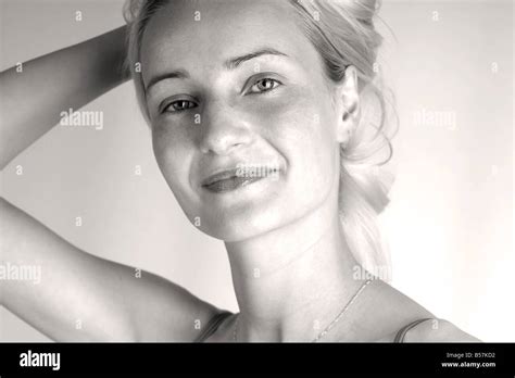 Blondes mädchen bikini Fotos und Bildmaterial in hoher Auflösung Alamy