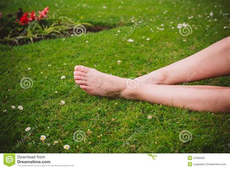 Gambe Nude Di Una Donna Nel Parco Immagine Stock Immagine Di Gioia Sonno