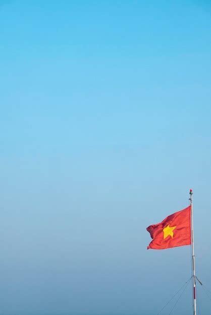 Bandera Nacional De Vietnam Ondeando Con Cielo Azul En El Fondo Foto