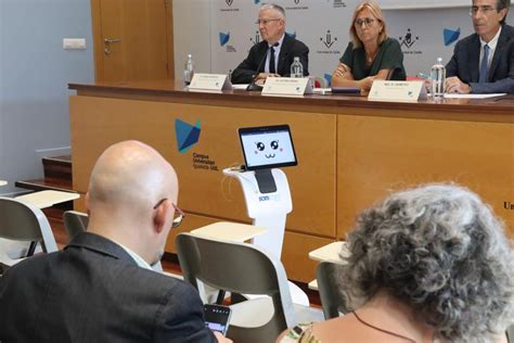 Un robot inaugura el nou curs acadèmic al Campus Universitari d