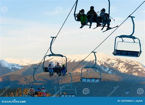 Recurso De Montanhas Do Elevador De Esqui Dos Esquiadores Imagem De