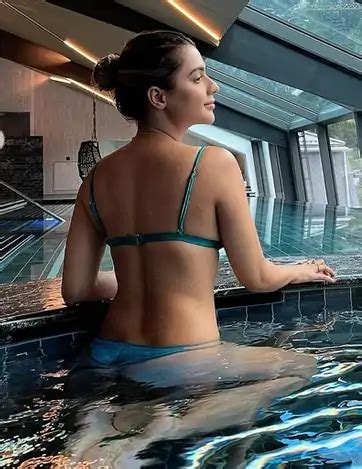 Ruhi Singh Looking Hot And Sexy In Bikini See Photos