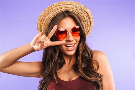 Premium Photo Portrait Of A Cheerful Young Woman In Sunglasses